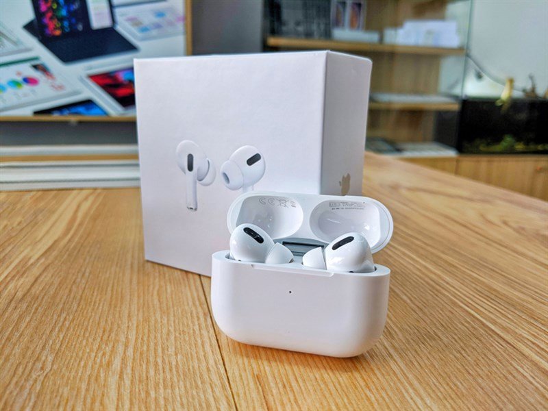 Hộp sạc tai nghe AirPods Pro Rep 1-1 được cầm trên tay, cho thấy chất liệu và độ hoàn thiện có thể khác biệt.