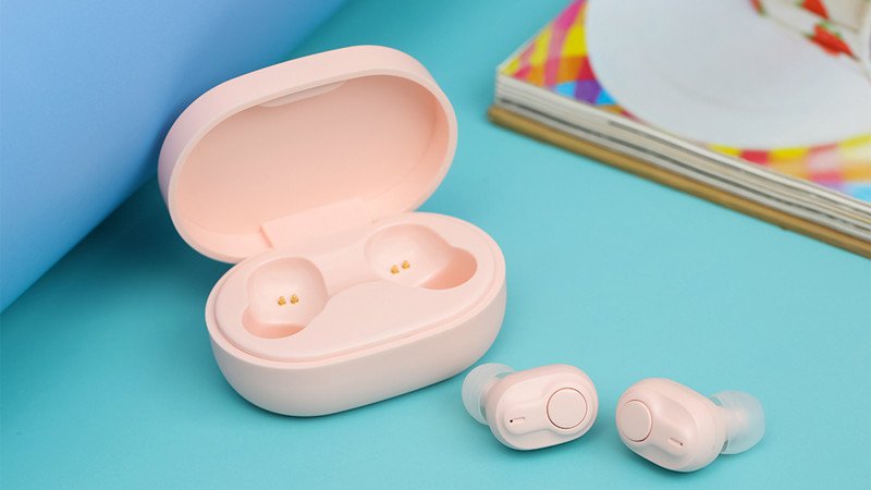 Hộp sạc tai nghe Bluetooth mở, hiển thị tình trạng pin thấp, minh họa một trong những nhược điểm khi sử dụng tai nghe không dây.