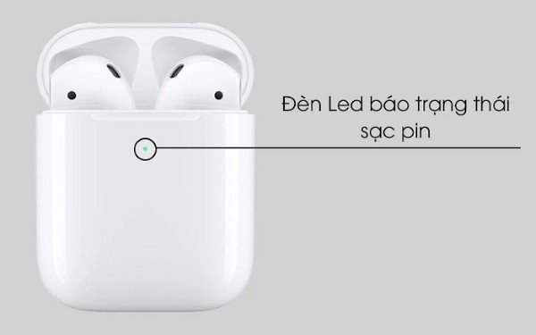 Hộp sạc tai nghe không dây đang được cấp nguồn, đèn báo hiệu pin