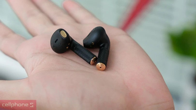 Hộp sạc tai nghe Marshall Minor 4, hiển thị đèn báo pin