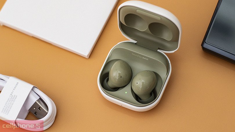 Hộp sạc và tai nghe Samsung Buds 2 đang sạc, minh họa thời lượng pin dài cho cả ngày sử dụng