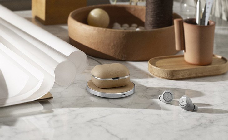 Hộp sạc và tai nghe true wireless đang sạc không dây