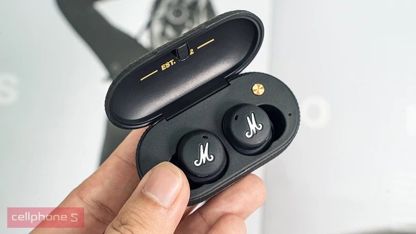 Hộp sạc và thời lượng pin 25 giờ của tai nghe Marshall Mode 2