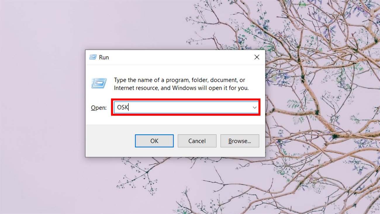 Hộp thoại Run mở trên laptop để nhập lệnh bật bàn phím ảo