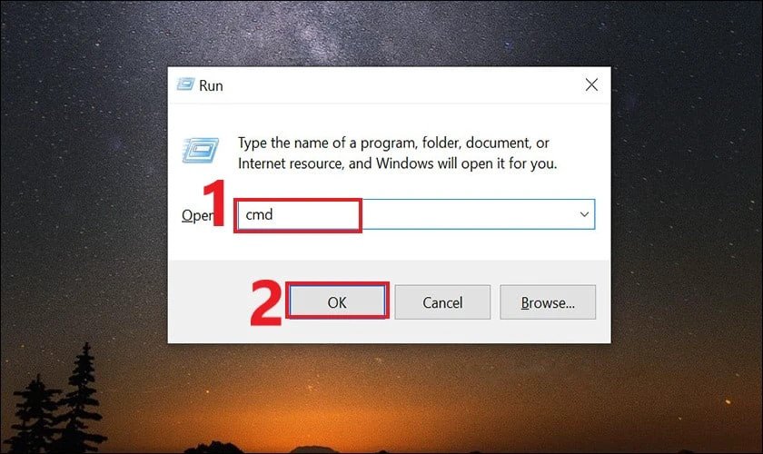 Hộp thoại Run trên Windows với lệnh 'cmd' để bắt đầu kiểm tra số lần sạc laptop
