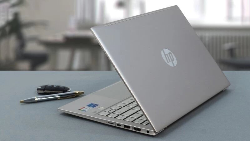 HP Pavilion 14-dv2072TU với vỏ kim loại bạc, mẫu laptop siêu mỏng nhẹ cho dân công sở.