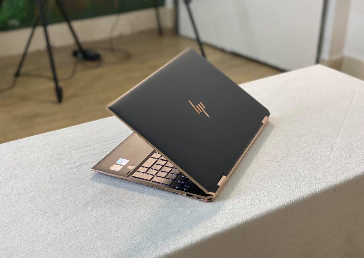 HP Spectre x360, một dòng laptop 2-in-1 cao cấp với màn hình AMOLED sống động.
