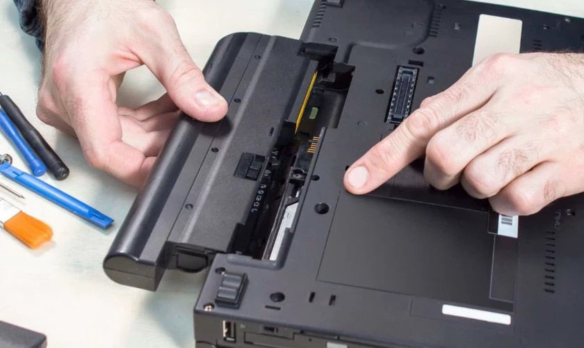 Hướng dẫn cách tháo rời an toàn pin laptop bị phồng khỏi thiết bị