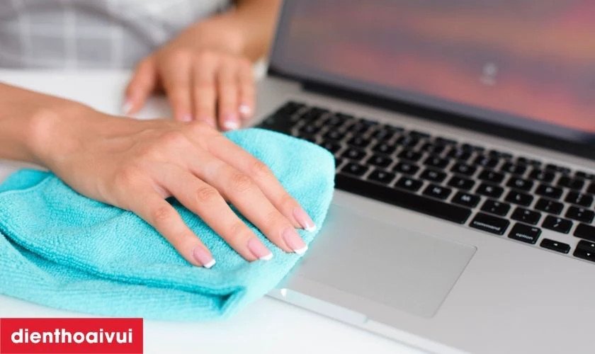 Hướng dẫn cách vệ sinh touchpad laptop đúng cách