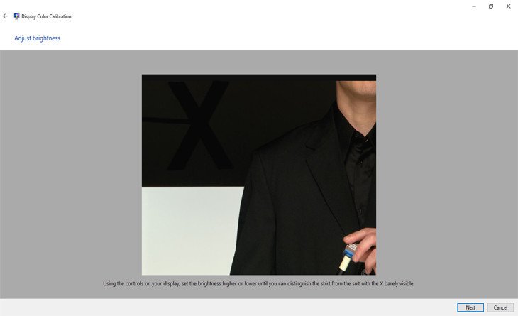 Hướng dẫn điều chỉnh độ sáng màn hình laptop trong quá trình cân màu màn hình laptop trên Windows, với hình ảnh tham chiếu rõ nét.