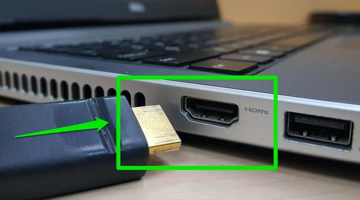 Kết nối cáp HDMI giữa laptop và máy chiếu