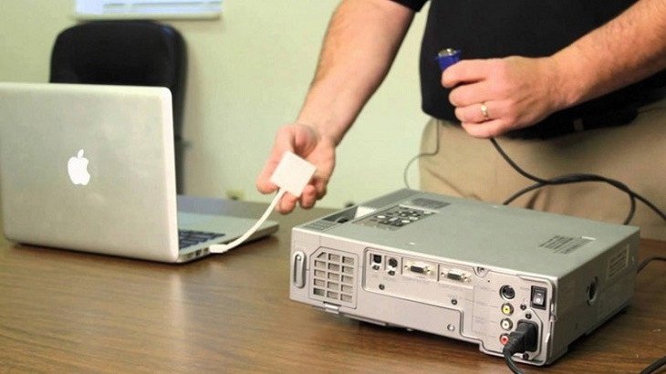 Kết nối cáp HDMI từ laptop HP sang máy chiếu