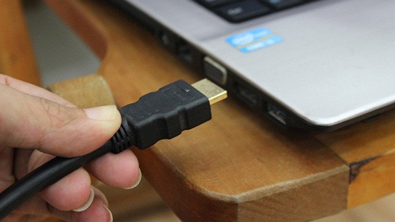 Kết nối cáp HDMI từ laptop tới máy chiếu