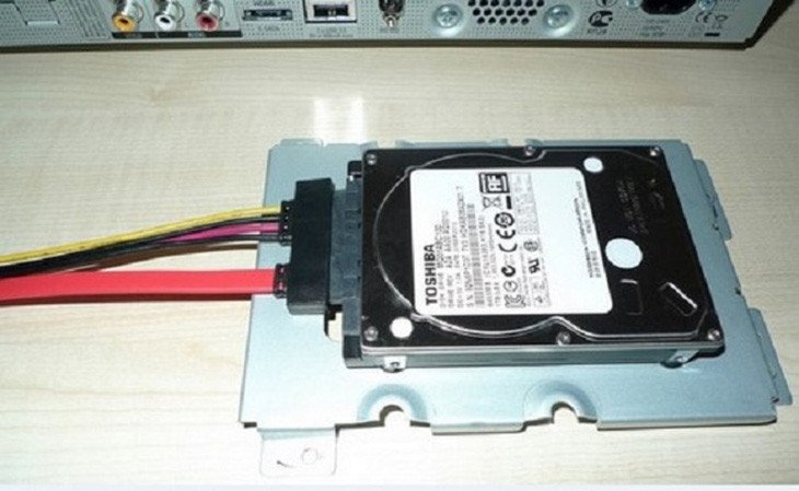 Kết nối cáp nguồn và cáp SATA vào ổ cứng SSD đã chuẩn bị