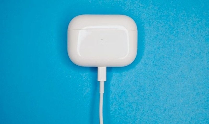 Kết nối cáp sạc USB-C vào cổng trên hộp sạc tai nghe
