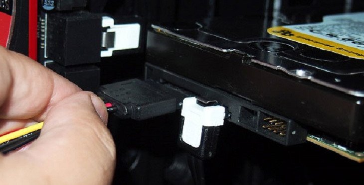 Kết nối cáp SATA nguồn và dữ liệu vào ổ cứng HDD mới