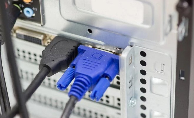 Kết nối cáp VGA từ laptop đến máy chiếu