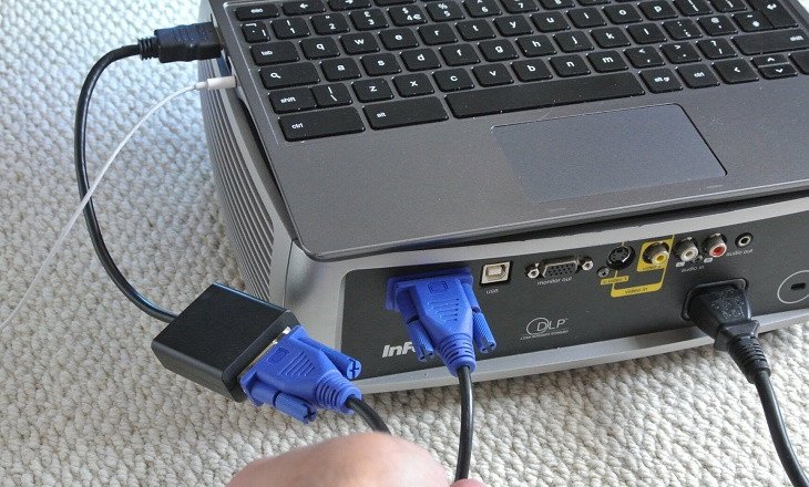 Kết nối cáp VGA từ máy chiếu vào laptop HP