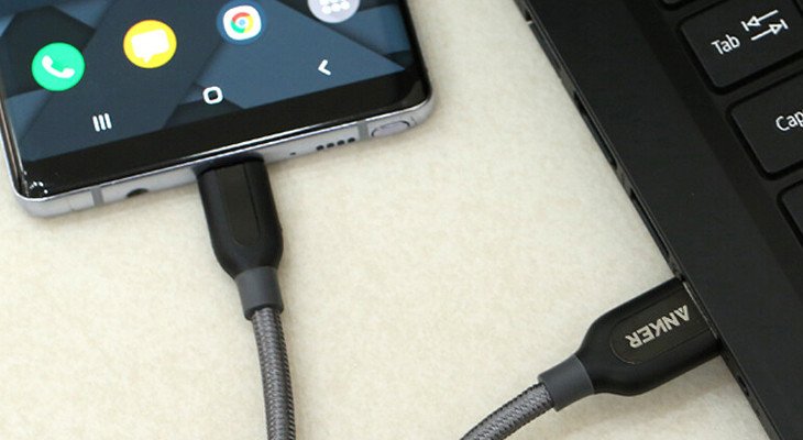 Kết nối điện thoại thông minh với laptop qua cáp USB để truyền dữ liệu