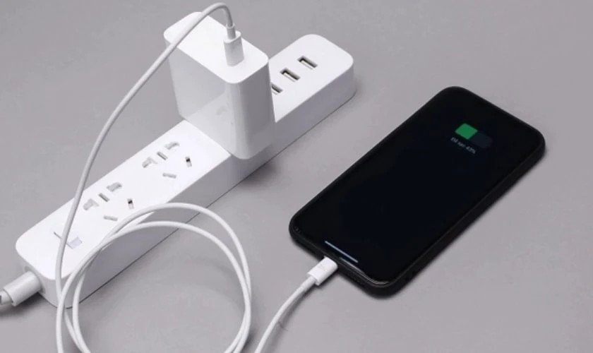 Kết nối lại cáp sạc sau khi khắc phục lỗi cổng sạc laptop.