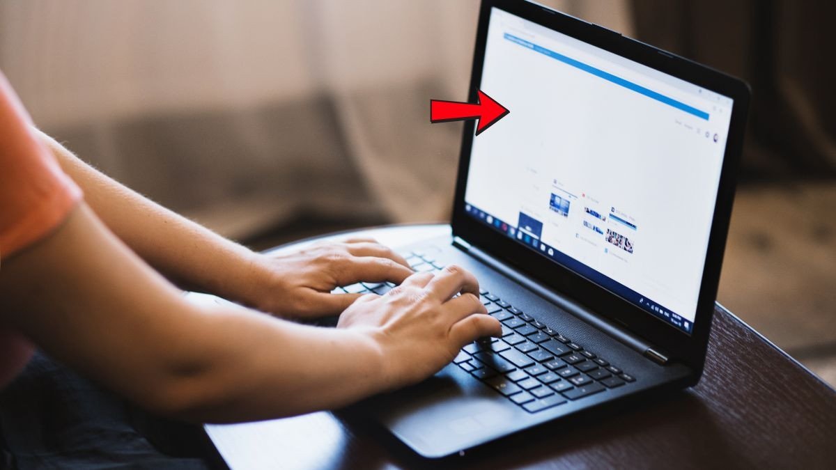 Kết nối laptop không khởi động được với màn hình ngoài để kiểm tra lỗi hiển thị.