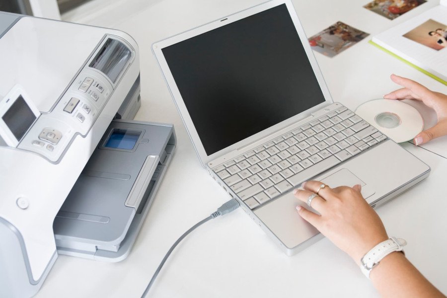 Kết nối máy in có dây qua cổng USB với máy tính xách tay