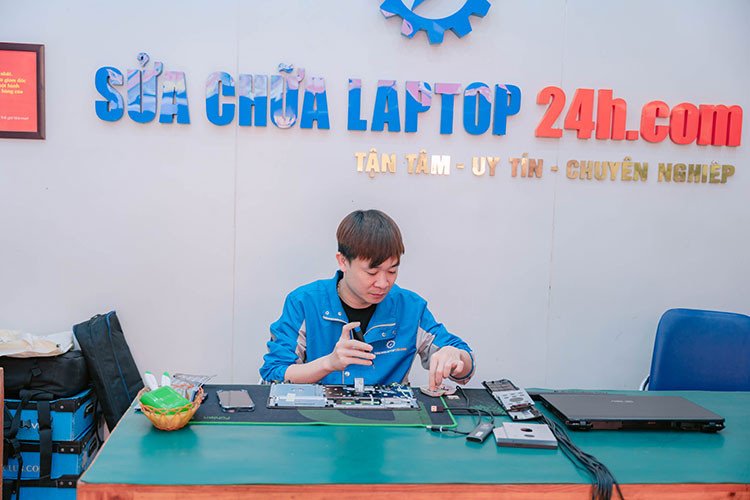 Khách hàng an tâm sử dụng dịch vụ sửa chữa laptop tại Cổ Nhuế