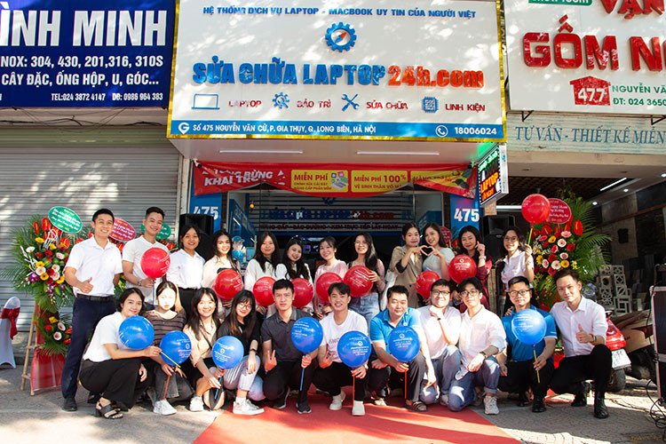 Khách hàng đang nhận tư vấn dịch vụ sửa chữa laptop Long Biên