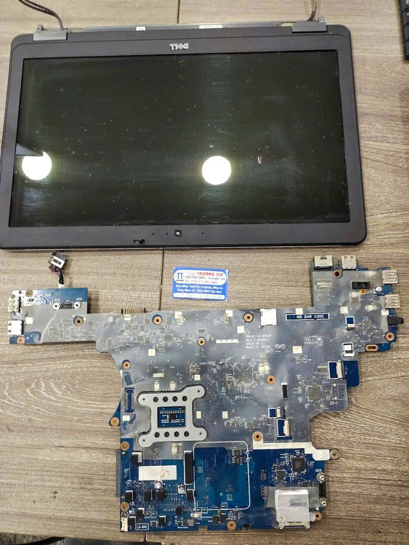 Khách hàng đang nhận tư vấn dịch vụ sửa laptop Bình Thạnh