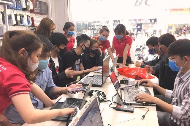 Khách hàng đông đảo tại Kim Anh Computer Đà Nẵng, nơi sửa chữa laptop đáng tin cậy