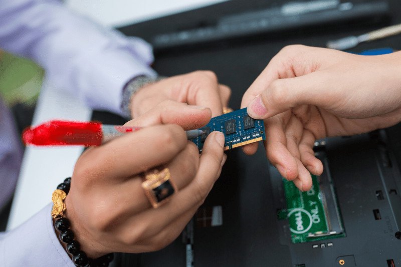 Khách hàng ký nhận linh kiện sau khi sửa chữa laptop