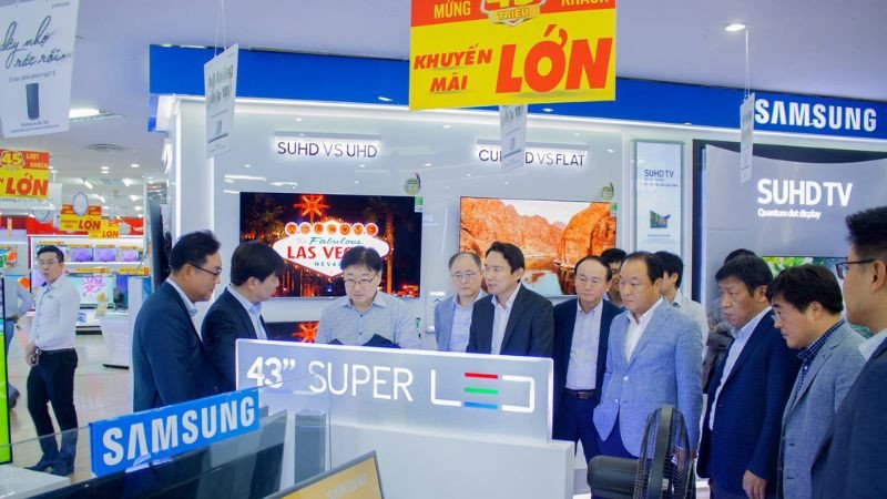 Khách hàng lựa chọn laptop tại Điện Máy Chợ Lớn, đảm bảo chất lượng.