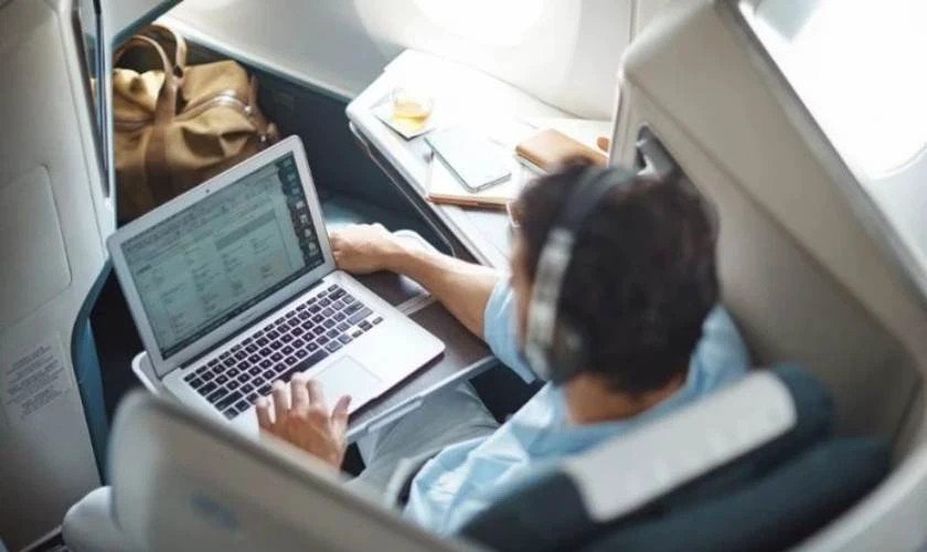 Khách hàng sử dụng laptop trên máy bay đúng thời điểm cho phép