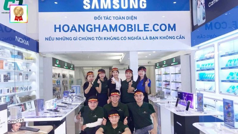 Khách hàng tìm hiểu sản phẩm laptop tại Hoàng Hà Mobile, cam kết chất lượng.