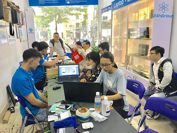 Khách hàng trải nghiệm dịch vụ sửa chữa laptop tại trung tâm Hồ Tùng Mậu