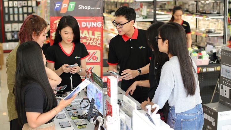 Khách hàng trải nghiệm mua sắm laptop tại FPT Shop, địa chỉ uy tín ở TP.HCM.