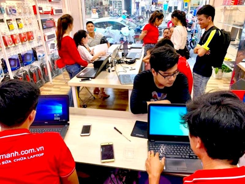 Khách hàng trải nghiệm và mua sắm các mẫu laptop mới tại Kim Anh Computer Huế
