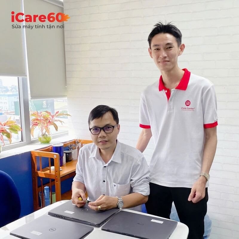 Khách hàng xem kỹ thuật viên khắc phục sự cố laptop