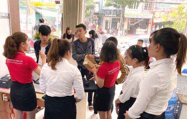 Khách hàng xem kỹ thuật viên vệ sinh laptop miễn phí tại Kim Anh Computer Đà Nẵng