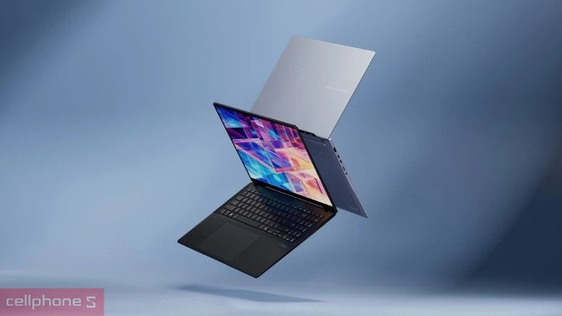 Khách hàng xem xét các mẫu laptop mới tại cửa hàng