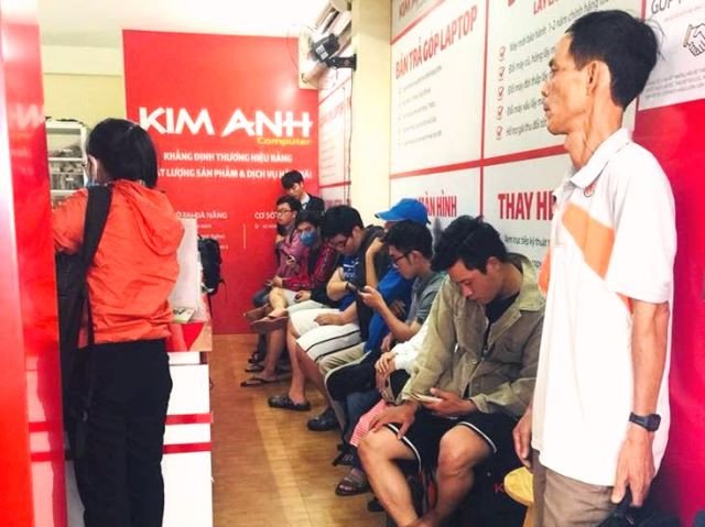 Khách hàng xếp hàng chờ sửa và lấy máy tại Kim Anh Computer Đà Nẵng