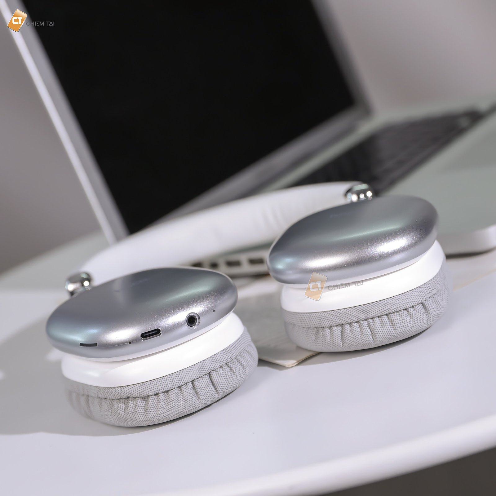 Khe cắm thẻ nhớ TF và cổng AUX trên tai nghe Hoco W35 Max mở rộng tùy chọn phát nhạc