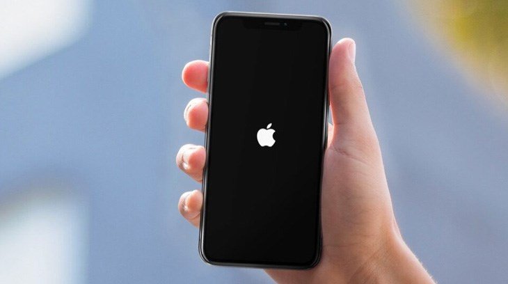 Khởi động lại iPhone để đưa điện thoại trở về thiết lập ban đầu, khắc phục lỗi tai nghe