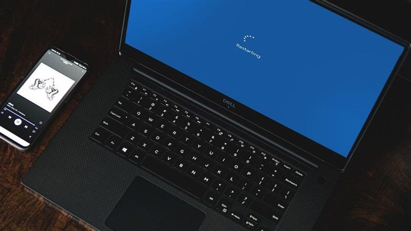 Khởi động lại laptop để khắc phục lỗi chuột có dây không nhận