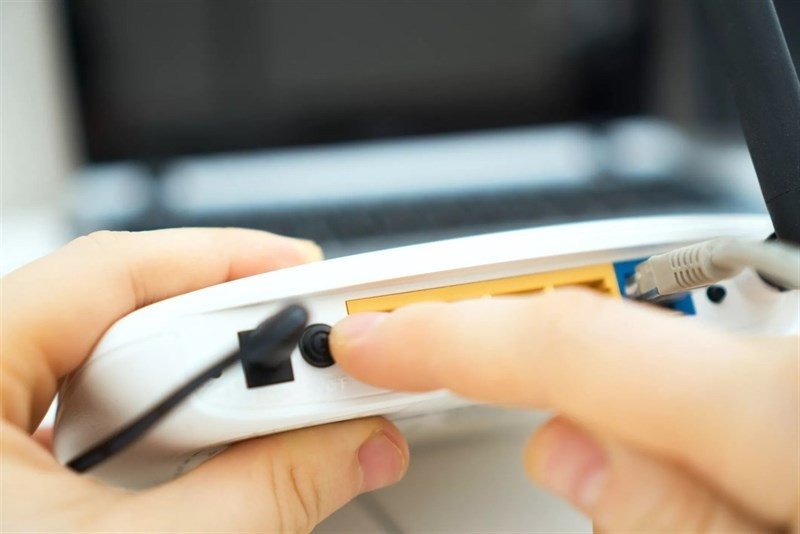 Khởi động lại modem và router để khắc phục lỗi laptop bắt được WiFi nhưng không vào được mạng