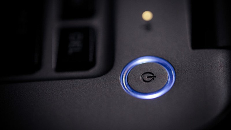 Khởi động laptop để bắt đầu trình chiếu