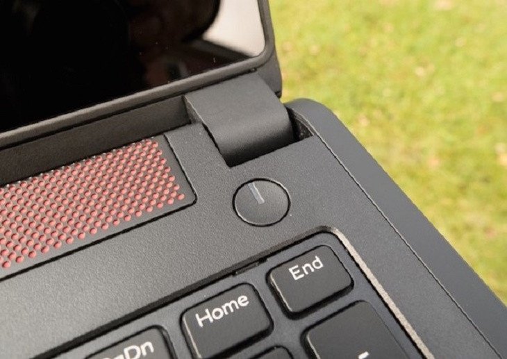 Khởi động laptop HP để hoàn tất kết nối máy chiếu