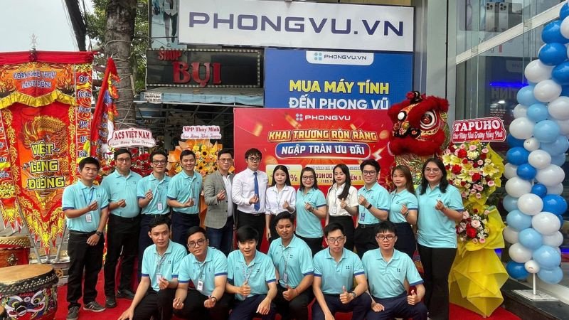 Không gian mua sắm tại Phong Vũ, nơi bạn có thể tìm thấy đa dạng laptop và linh kiện máy tính.