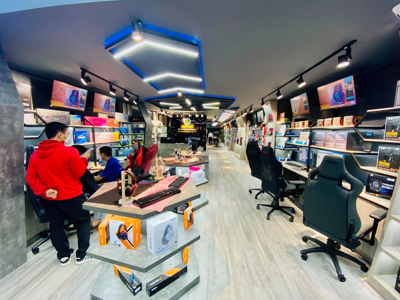 Không gian trưng bày linh kiện laptop đa dạng tại Thái Hà