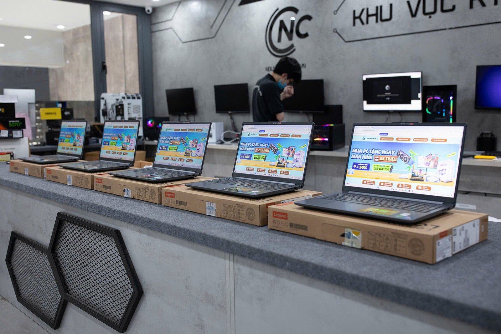 Không gian trưng bày máy tính xách tay tại Nguyễn Công PC, đáng tin cậy ở TP.HCM.